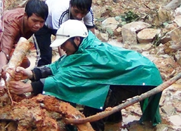 Nui lo cuon troi can nha, chon chon vui 2 vo chong hinh anh