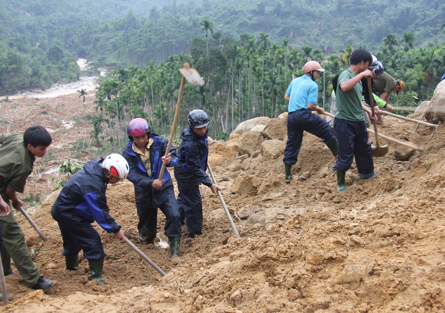 Vo chong bi hang chuc tan dat da chon vui, 2 con nho mo coi hinh anh