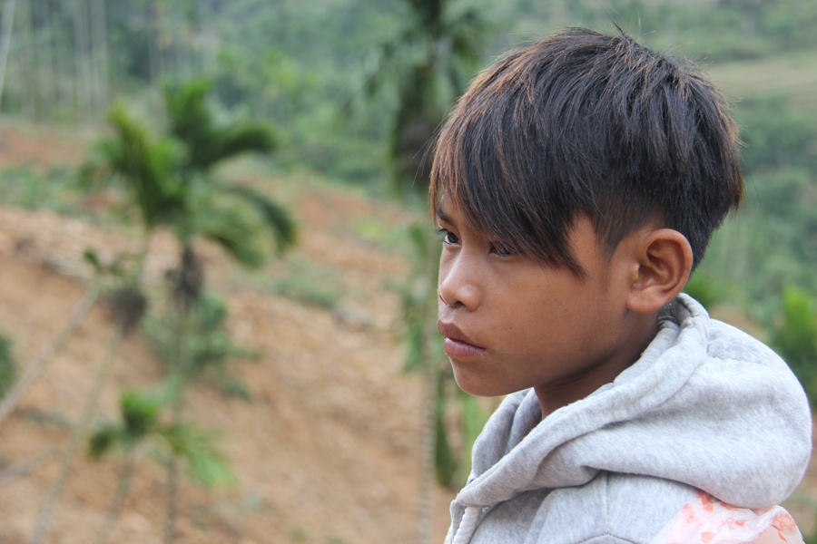 2 be trai than tho noi cha me bi dat da chon song hinh anh