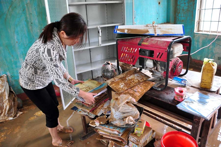 Ngay le 20/11, thay co vung lu lam lem bun dat hinh anh