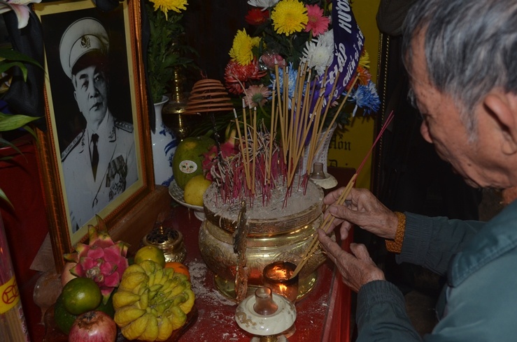 Nguoi dan que thuong nho Dai tuong trong le 49 ngay hinh anh