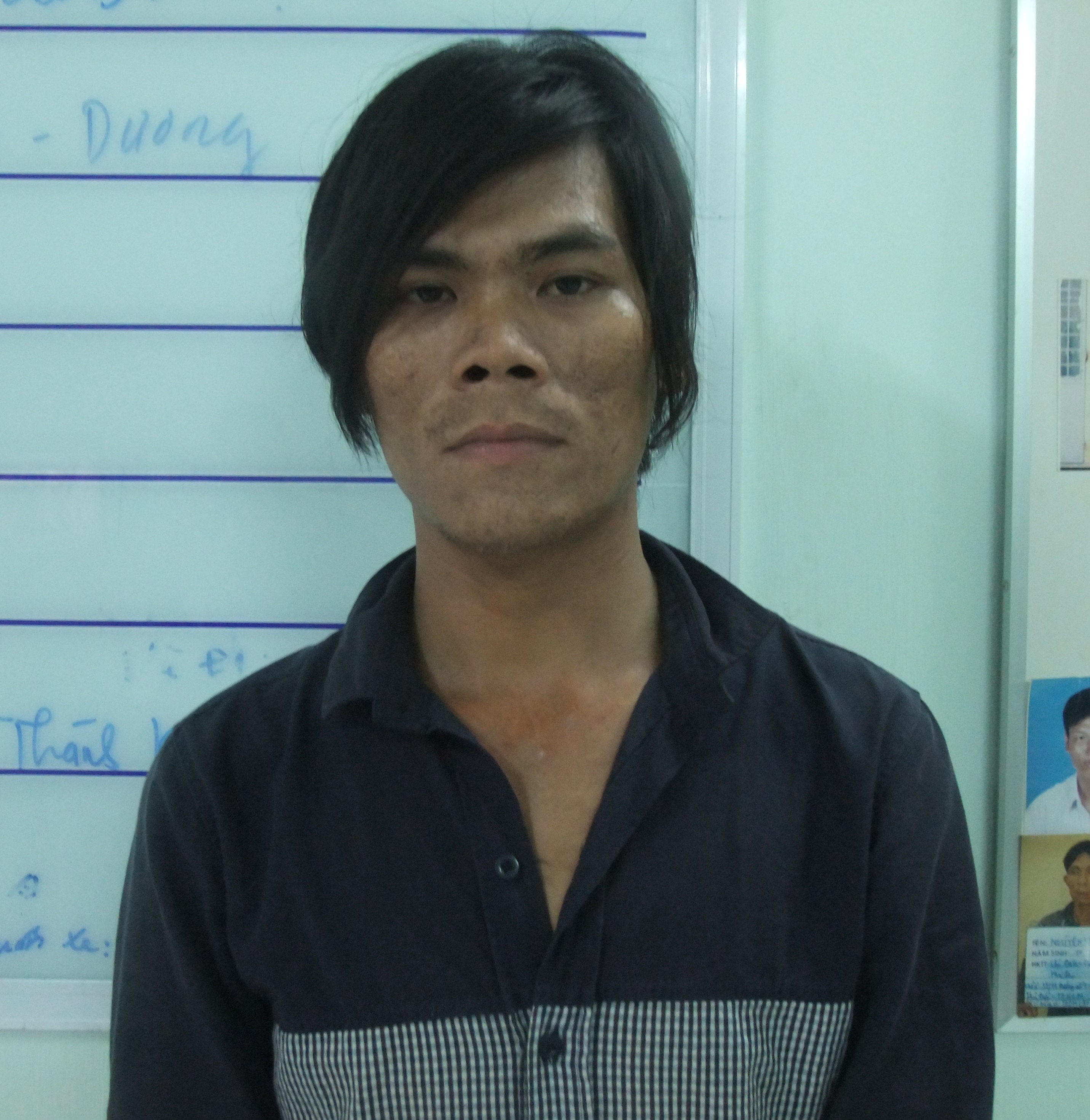 Bat thanh nien 'xin quan he' voi co gai o duong vang hinh anh