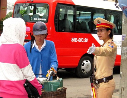 Nu CSGT xinh dep dieu khien giao thong o Phan Thiet hinh anh