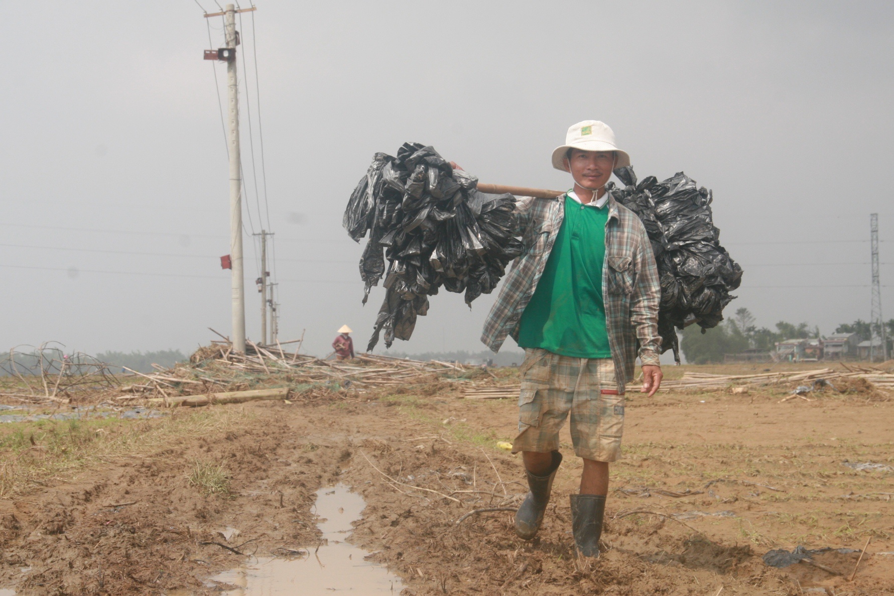 Yeu cau thuy dien Dak Mi 4 boi thuong cho dan vi xa lu hinh anh