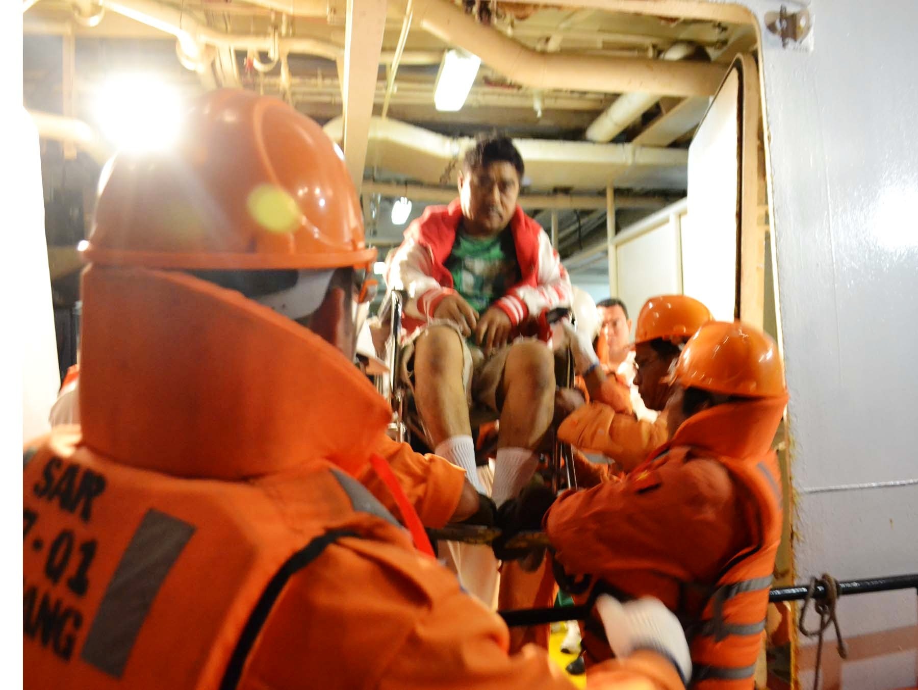 Giua khuya vuot hang tram km duong bien cuu 2 thuyen vien hinh anh