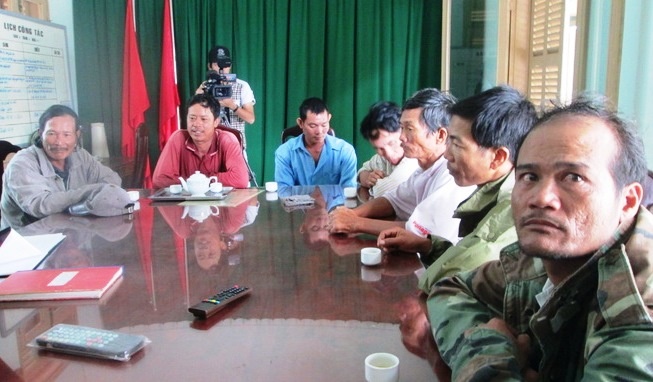 Di cau trong song lon, 7 nguoi roi xuong bien hinh anh