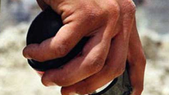 No kip min, mot hoc sinh bi dut lia 2 ban tay hinh anh