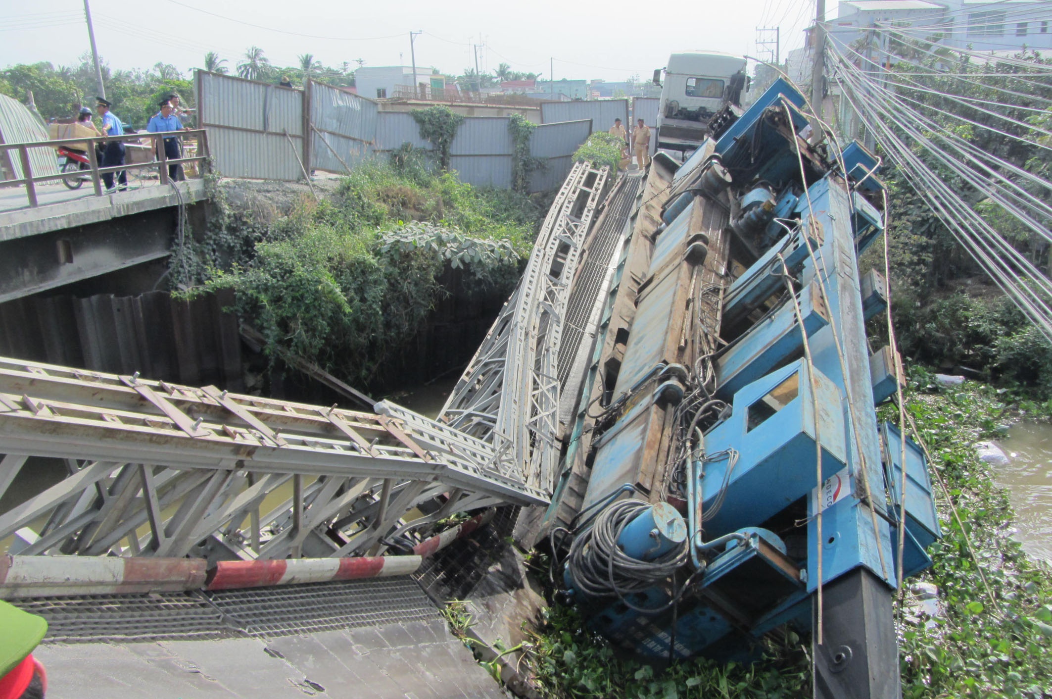 Cau tam gay doi o mien Tay do 3 xe tai 60 tan chay qua hinh anh