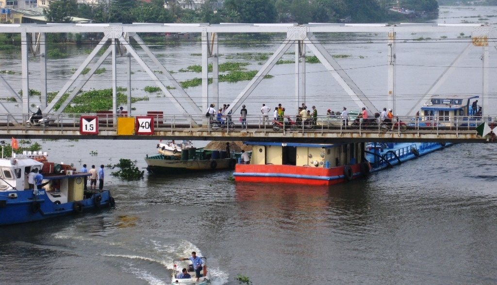 Tau cho dau mac ket o song Sai Gon, phong toa cau Binh Loi hinh anh