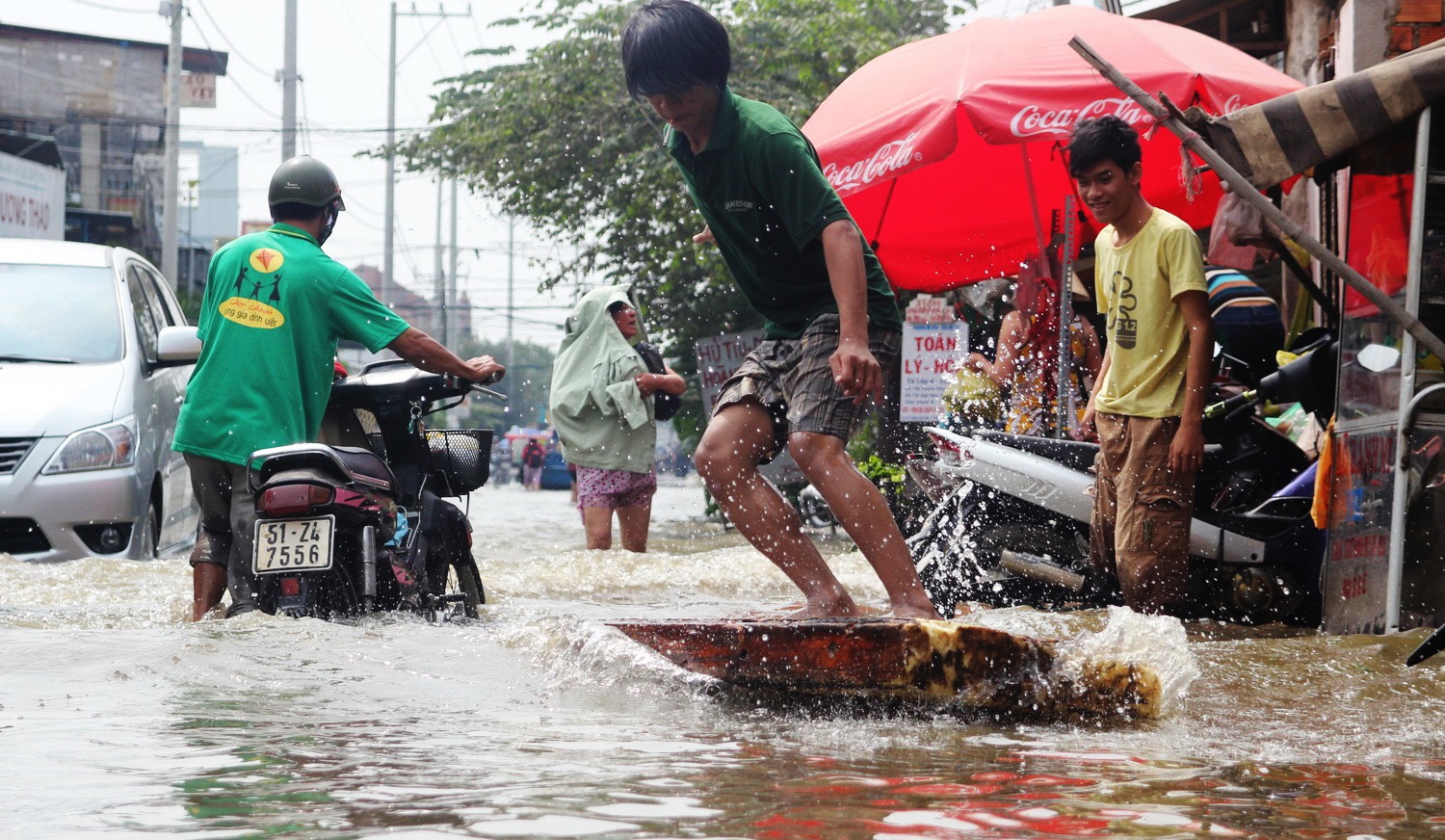Nguoi Sai Gon luot van, danh ca giua pho hinh anh