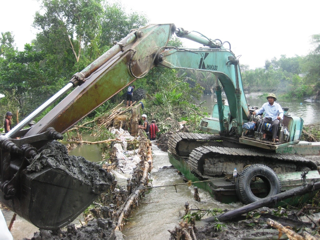 Hang tram nguoi dao dat 'va' bo bao bi be o Sai Gon hinh anh