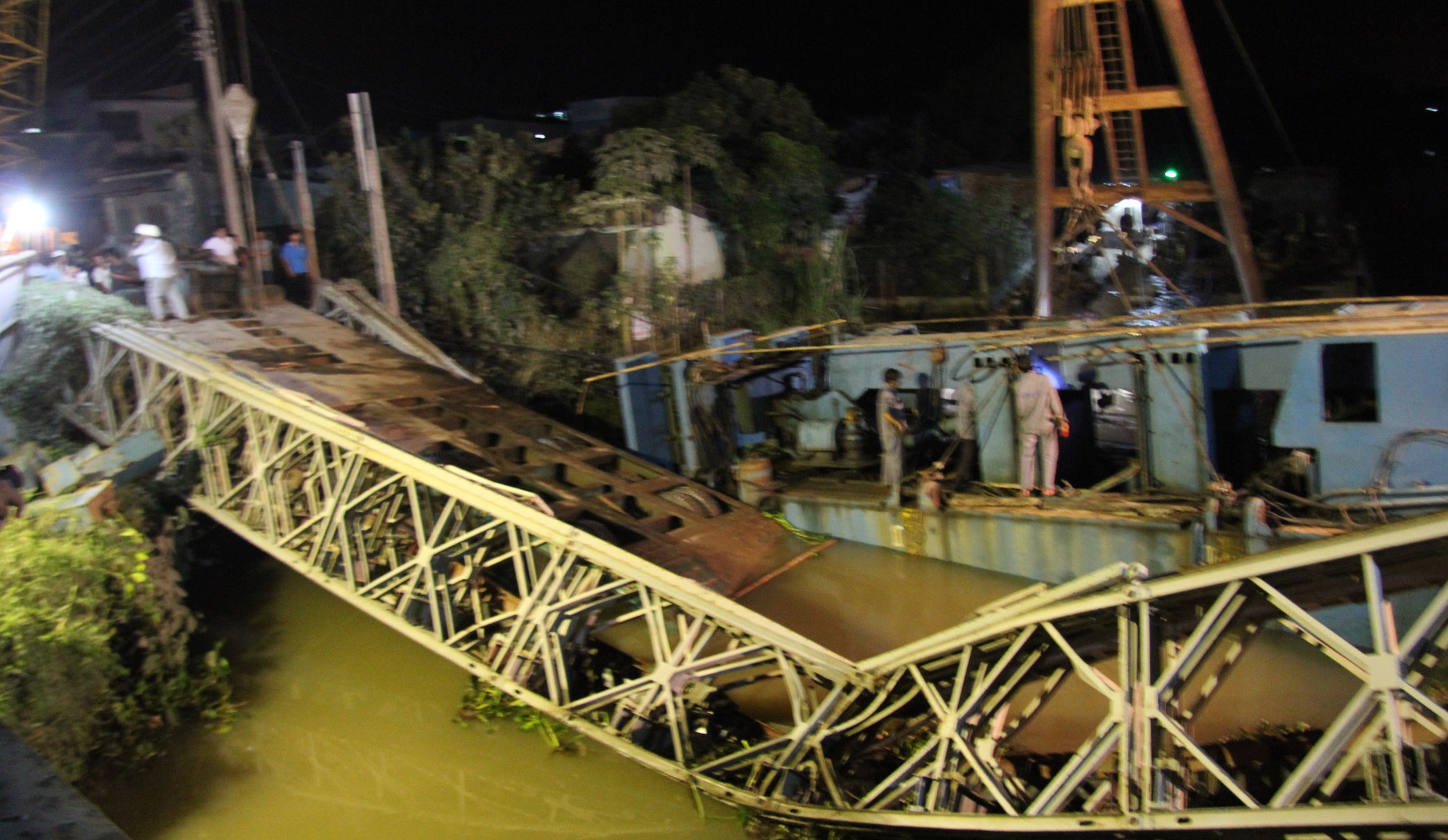 Cuu ho xe 60 tan lam gay doi cau o mien Tay hinh anh