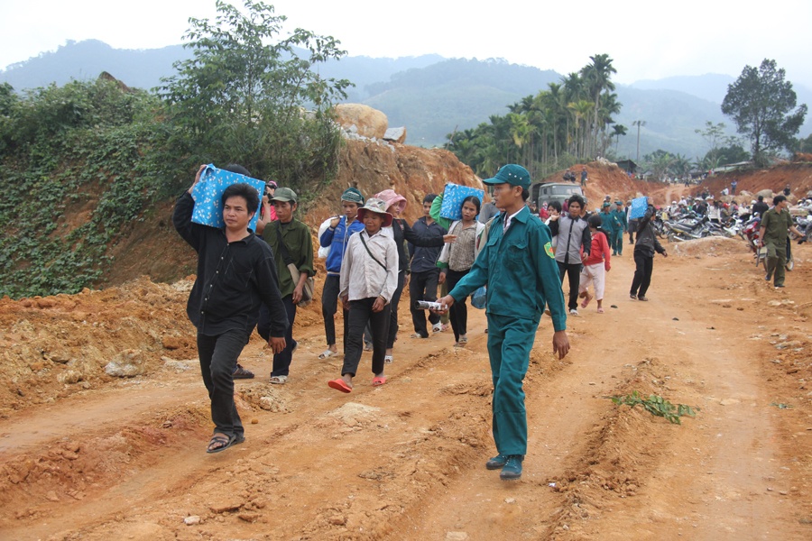 Cong an 'ho tong' nguoi dan vac tien den bu ve nha hinh anh
