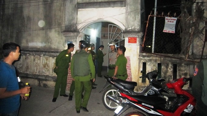 Cuop laptop bi bao vay, chay vao phong khong che 2 con tin hinh anh