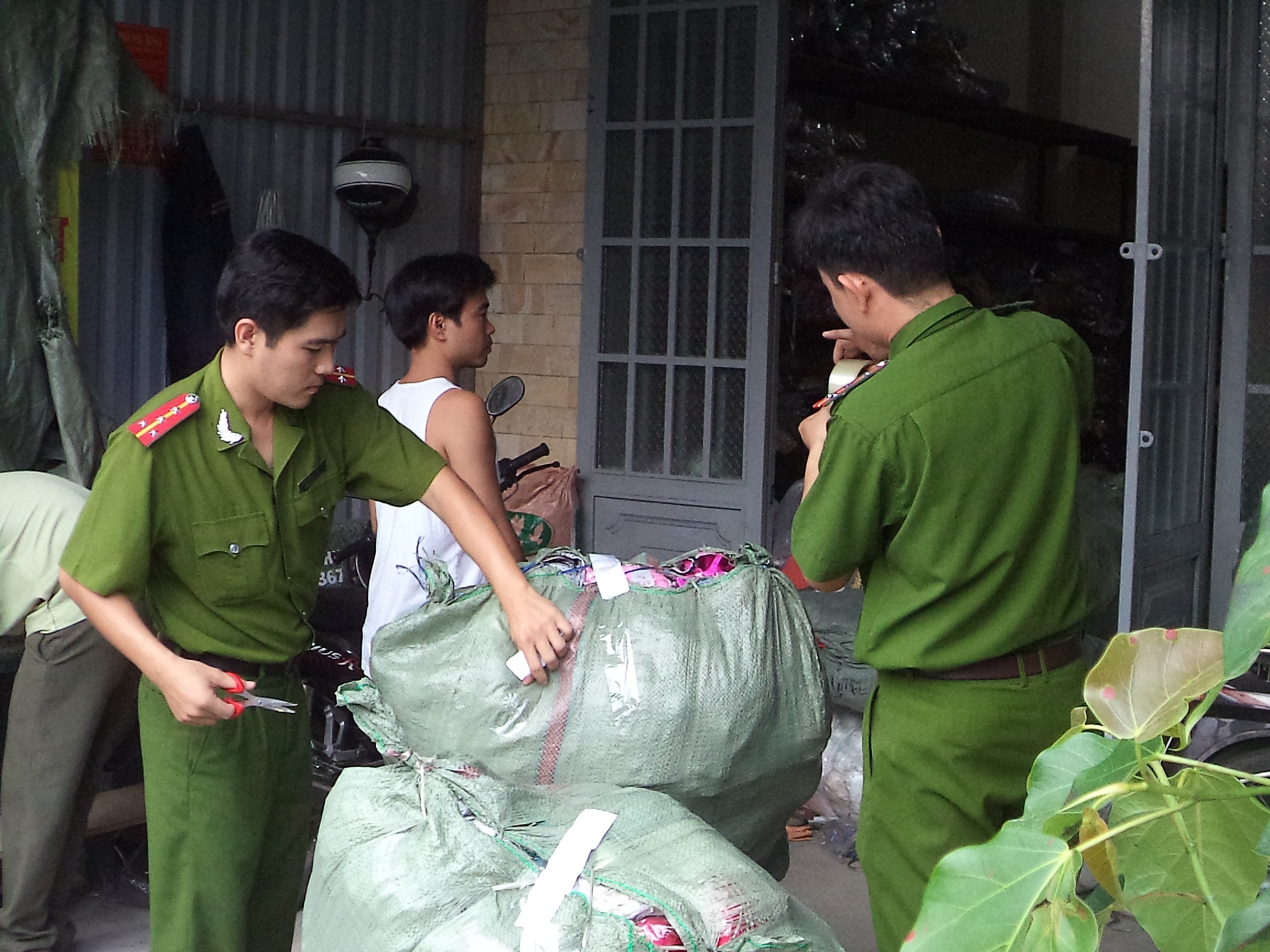 Tam giu 2 tan do noi y khong ro nguon goc hinh anh