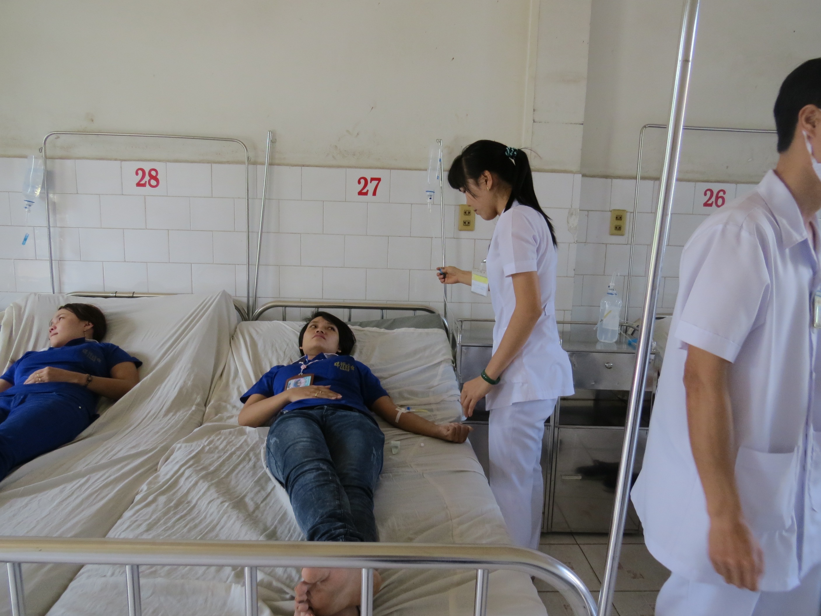 Hang tram cong nhan nhap vien sau bua an chieu hinh anh