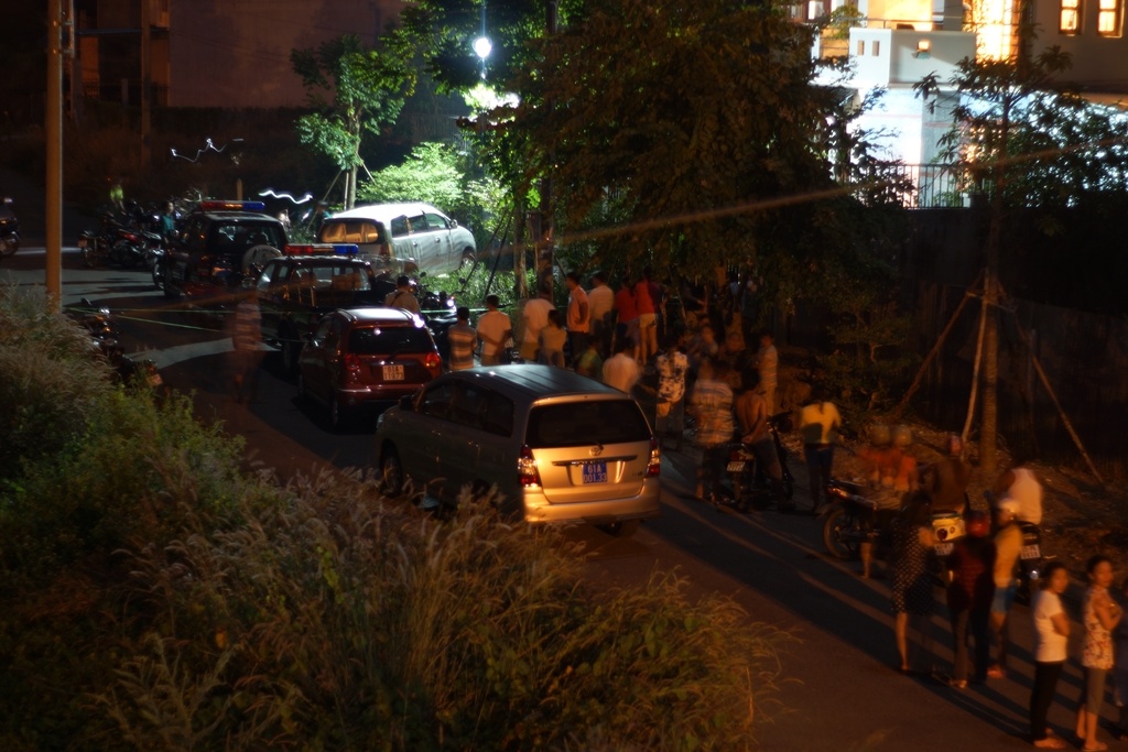 Bi canh sat bat khi mang sung, ma tau di hon chien hinh anh