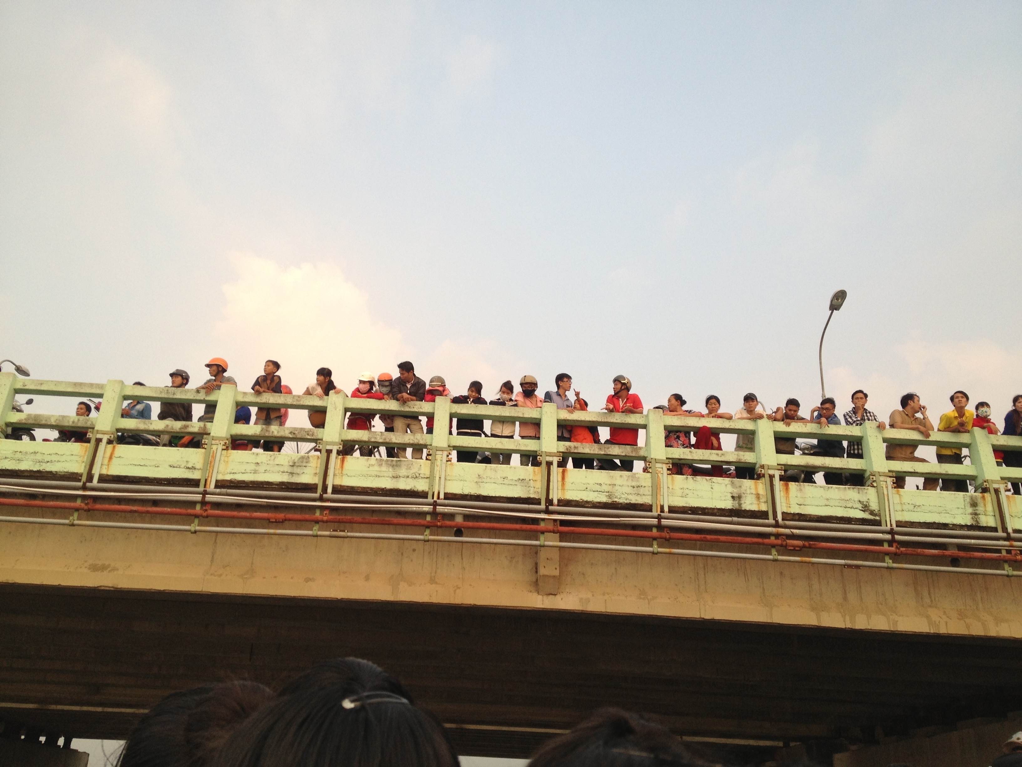 2 co gai om nhau nhay cau Co May tu tu hinh anh