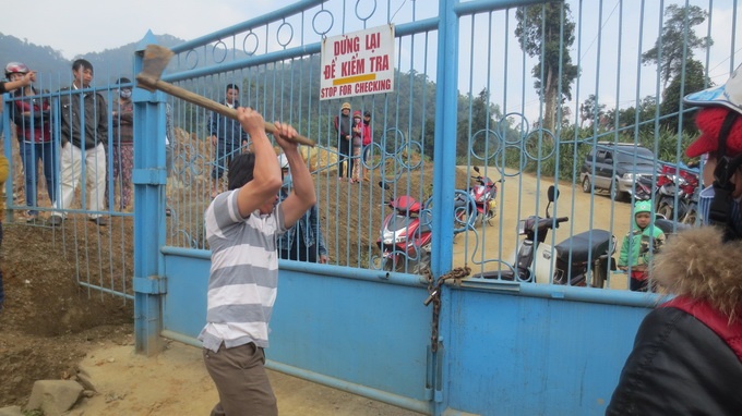 Hang tram nguoi nguoi bao vay cong ty vang de doi no hinh anh
