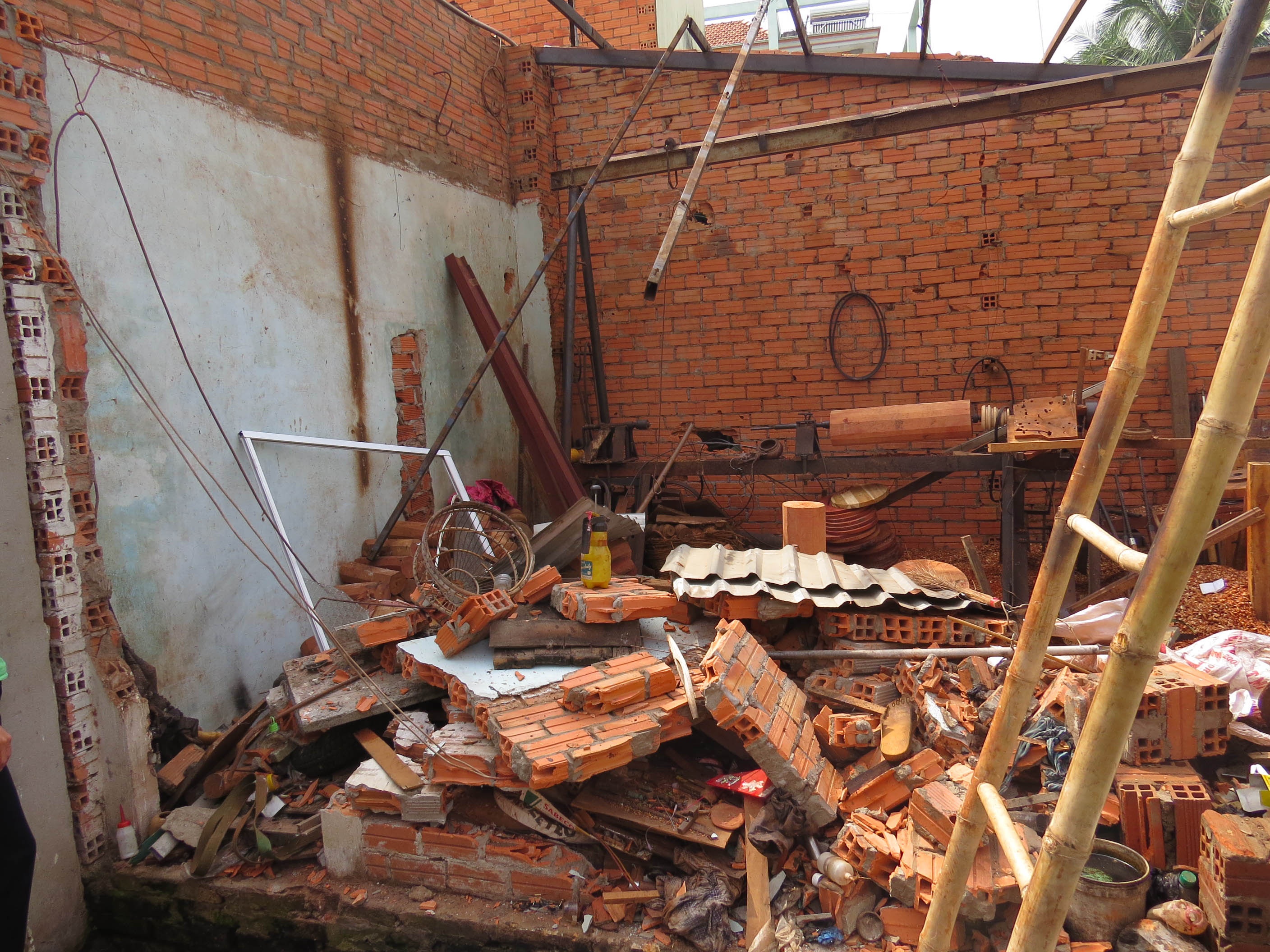 Nan nhan bi dut lia canh tay trong vu no dau dan da tu vong hinh anh