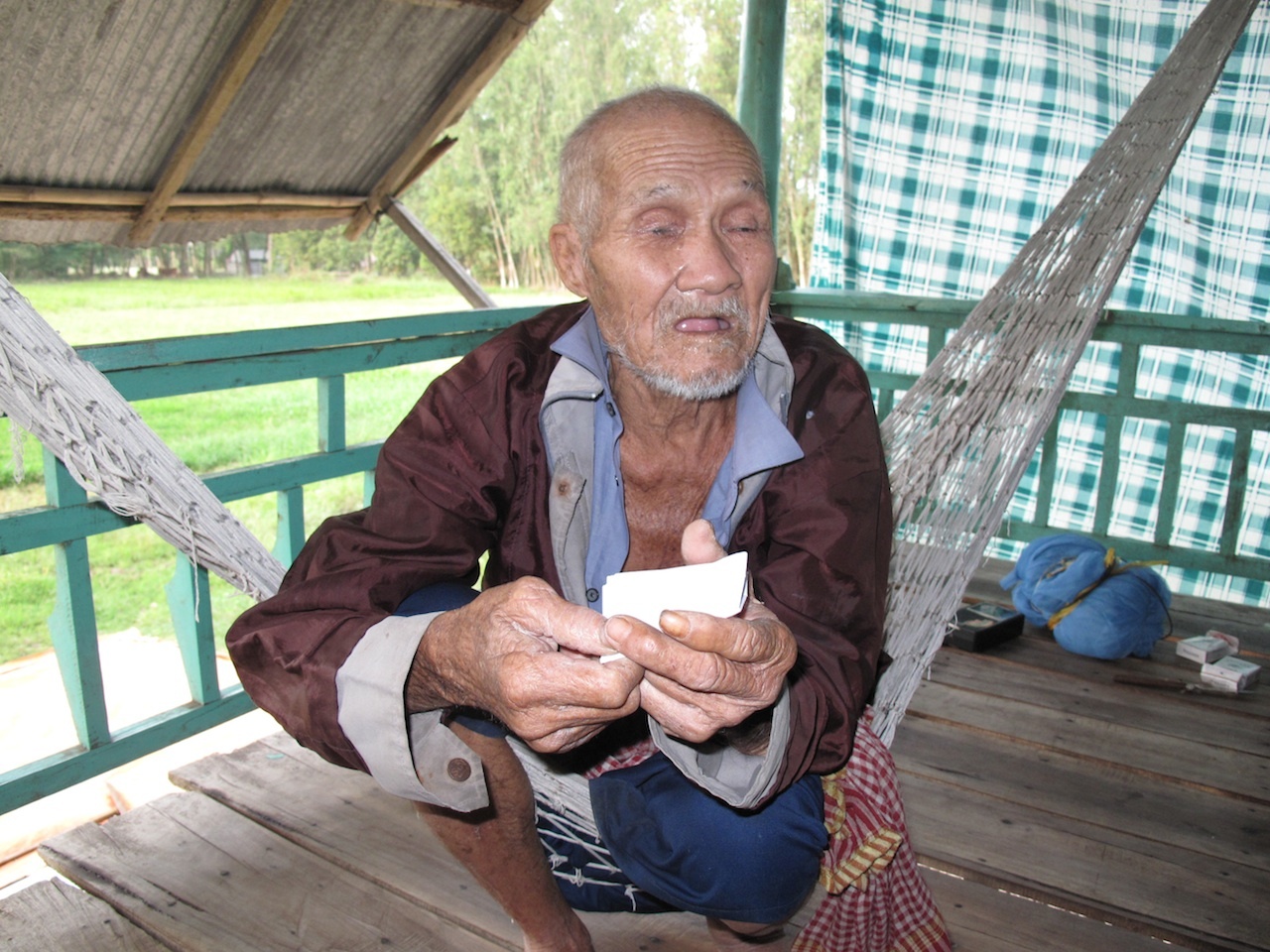 Ong lao an xin giau 25 luong vang trong quan may 2 lop hinh anh