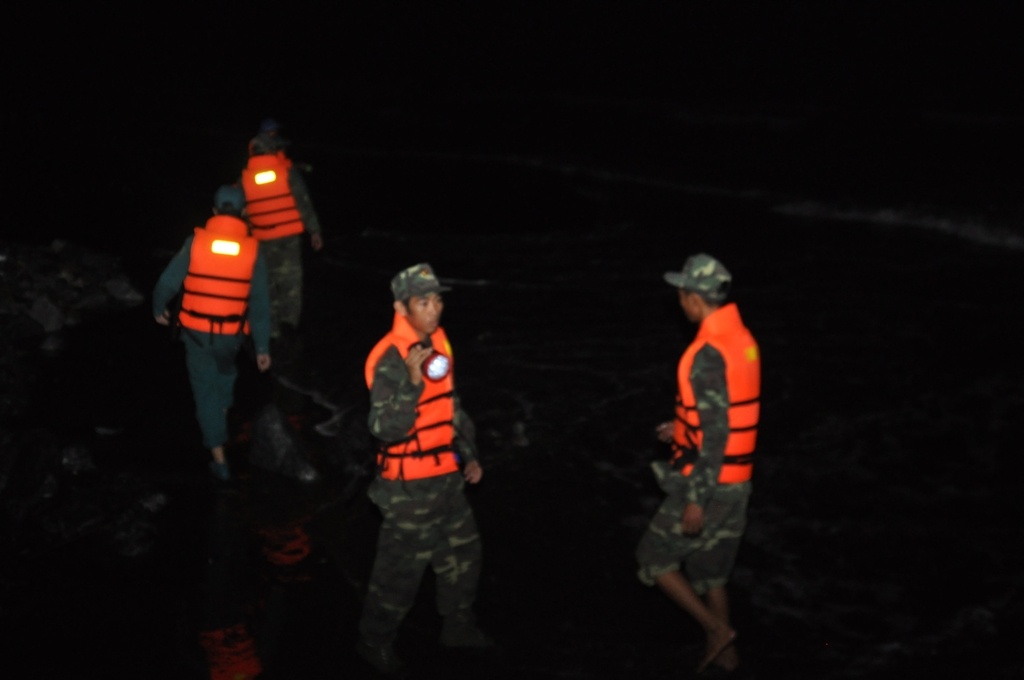 Hang tram nguoi di doc bo bien tim 5 hoc sinh mat tich hinh anh