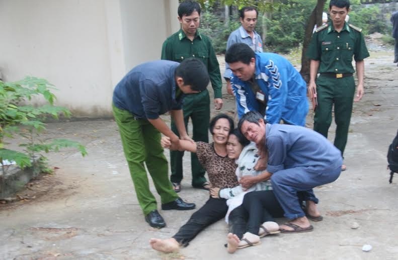 Cha me nga guc tai benh vien Can Gio khi nhan thi the con hinh anh