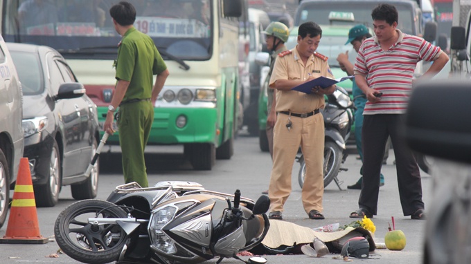 Dan chan xe, yeu cau lam ro cai chet mot phu nu hinh anh