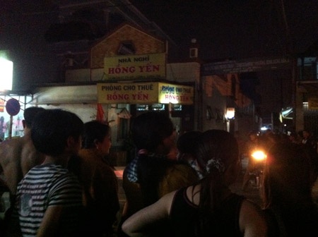 Hai thanh nien nghi soc ma tuy o nha nghi, 1 nguoi chet hinh anh