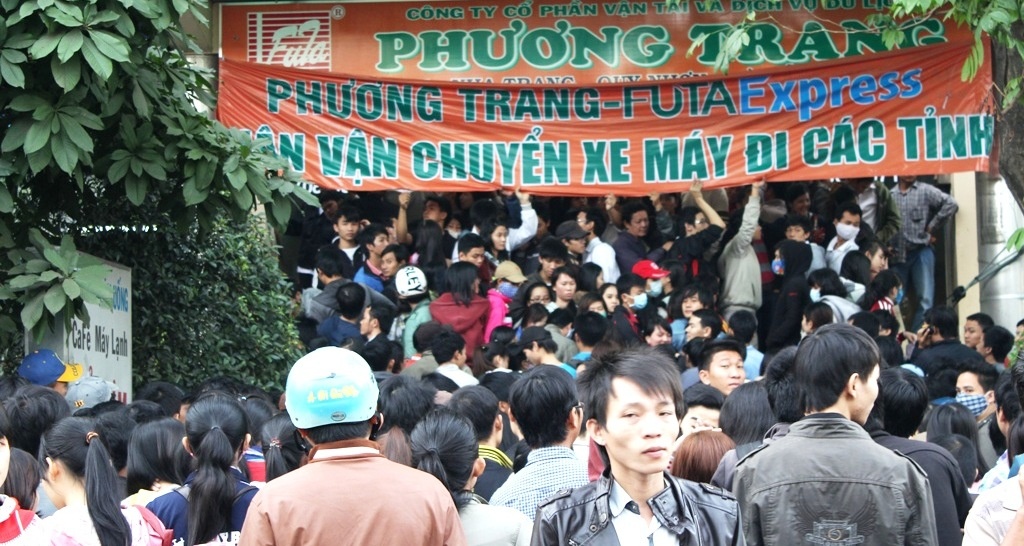 Thuc tu 1h sang de mua ve xe Tet o Sai Gon hinh anh