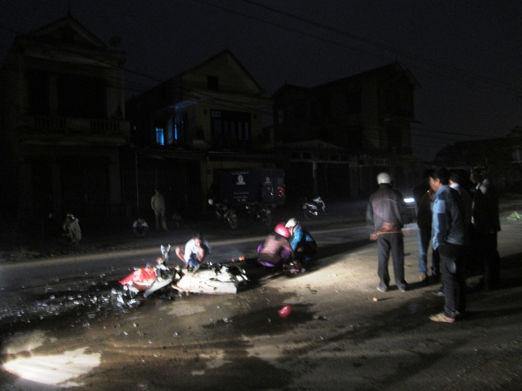 Di mua hang Tet ve, 2 cau chau chet tham trong dem hinh anh