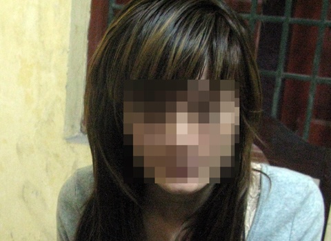 Bo con cho chong nuoi, 'kieu nu' ra pho ban dam hinh anh