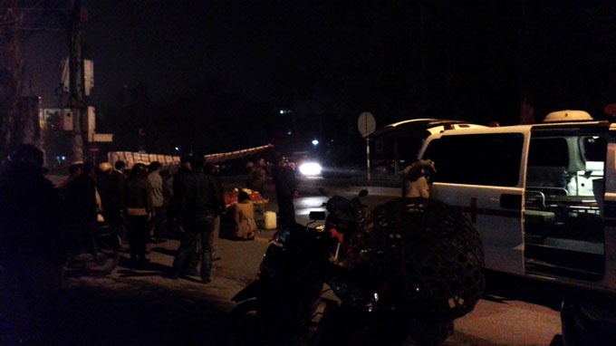 Xe tai lang lach dung xe may, keo le nguoi 30m hinh anh