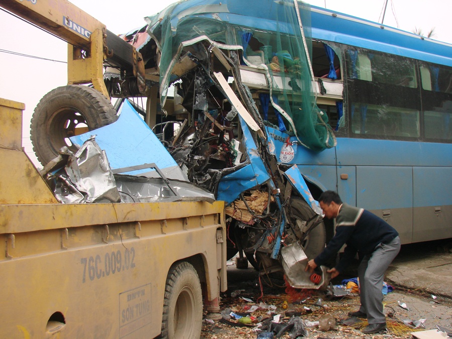 Xe cho go day o to khach chui vao nha dan hinh anh