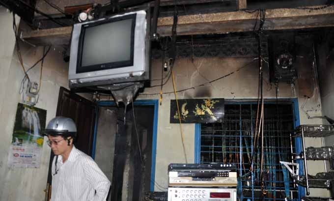 Vo chong gay go lam nga xe, chay quan ca phe hinh anh