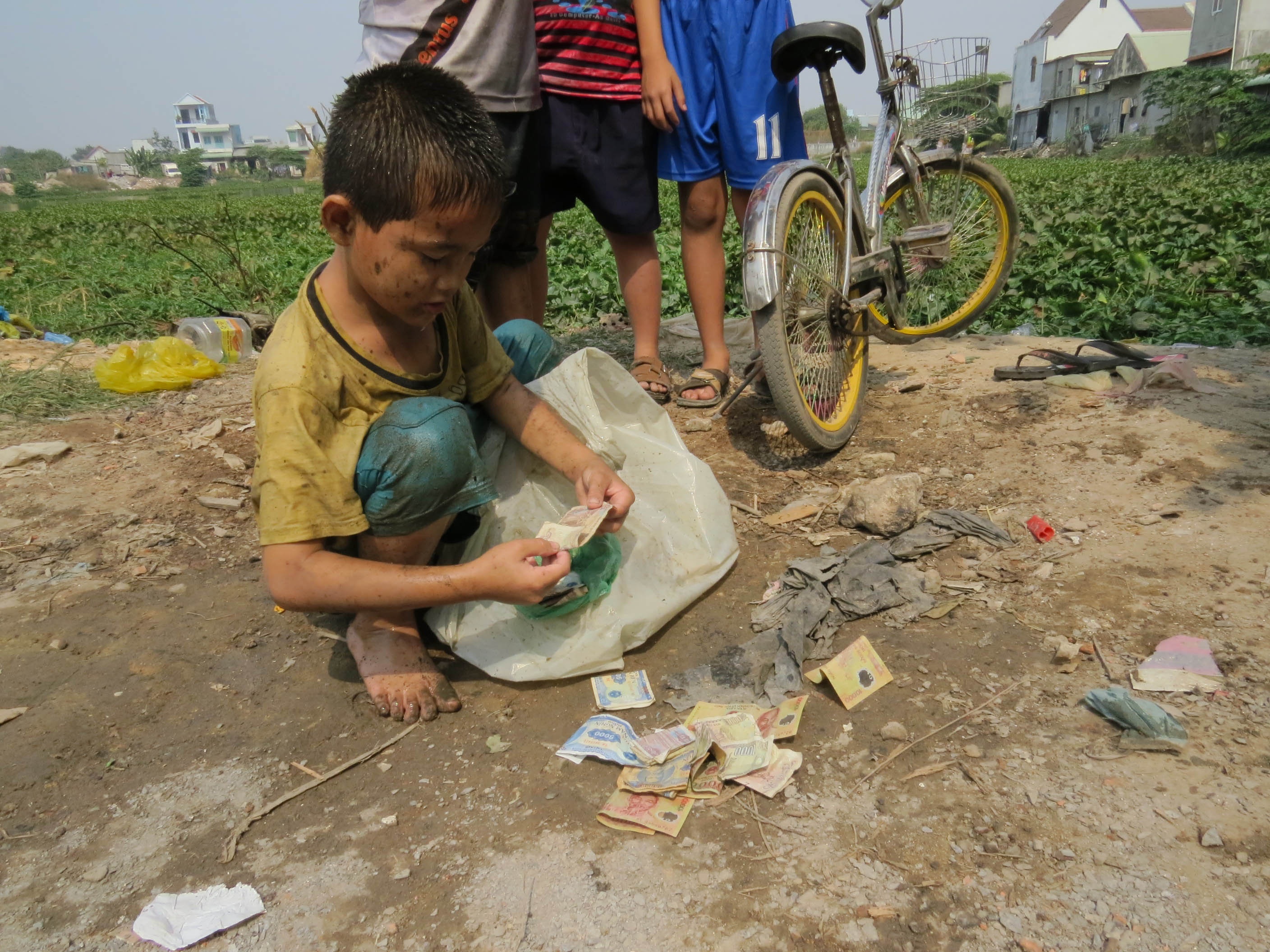 Hai em be tha ca chep thue tien ong Tao chau troi hinh anh