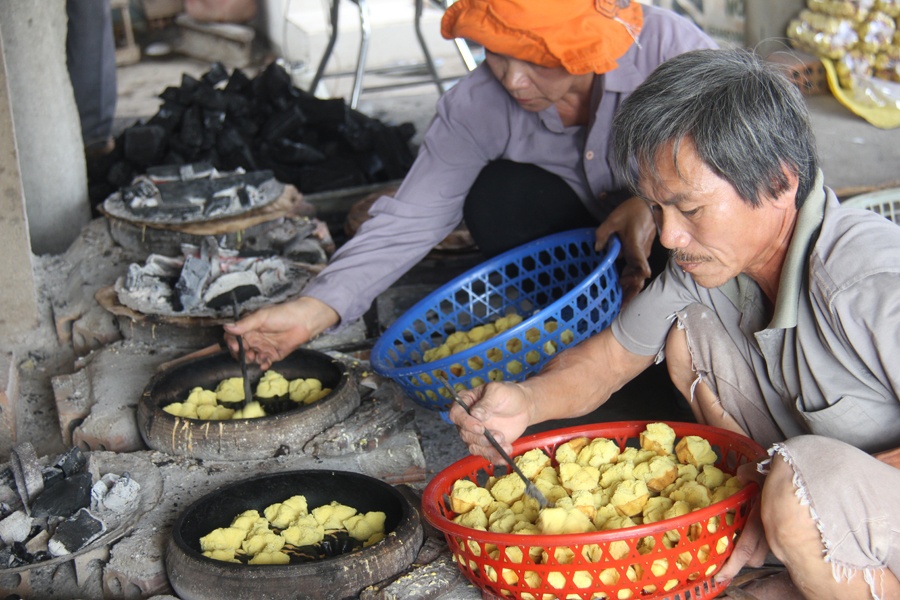 Nhung lang duc banh thuan ngay Tet o Quang Ngai hinh anh