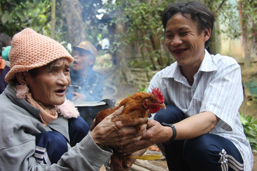 Cha con 'nguoi rung' lan dau tien nau banh tet don xuan hinh anh