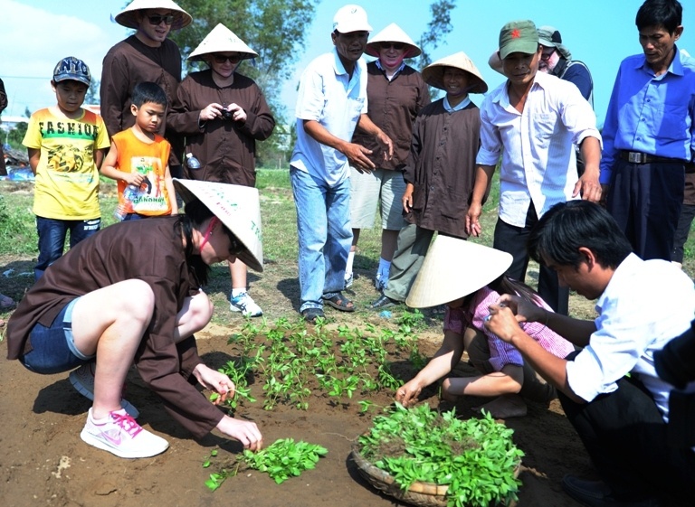 Nguoi nuoc ngoai thi trong rau o le hoi cau bong Hoi An hinh anh