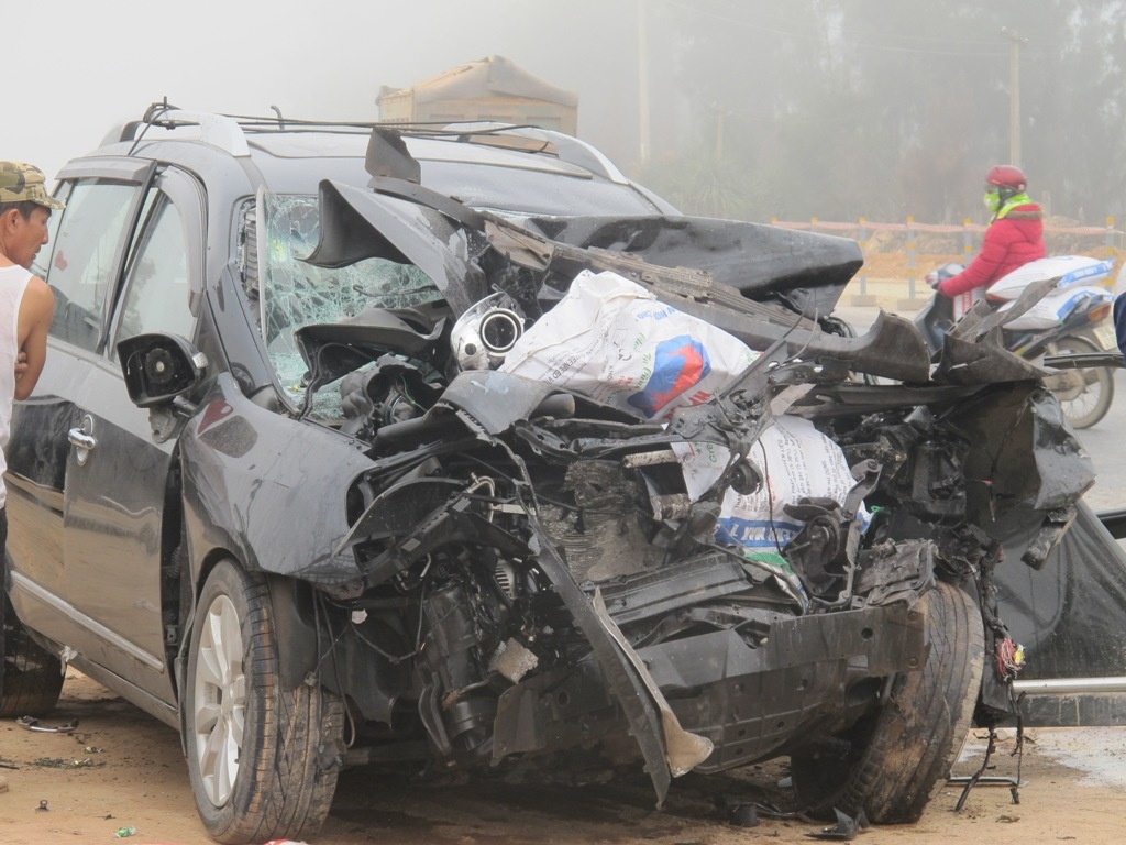 O to doi dau xe tai, 7 nguoi trong gia dinh thuong vong hinh anh