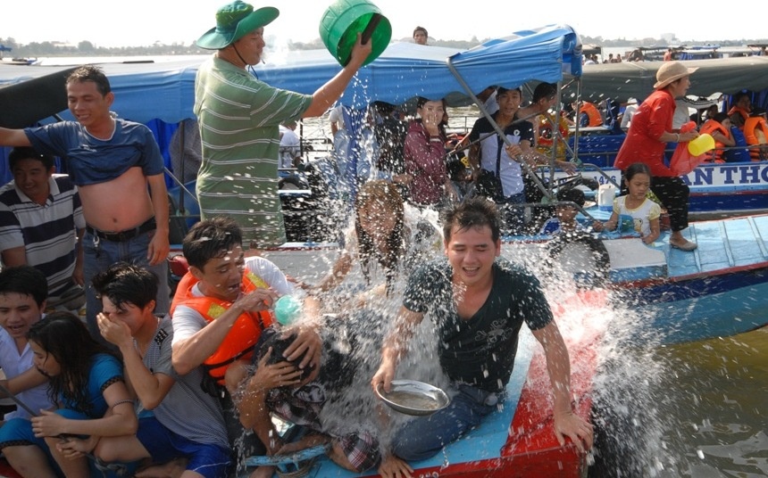 Hat nuoc vao nguoi de tong ta khi o mien Tay hinh anh