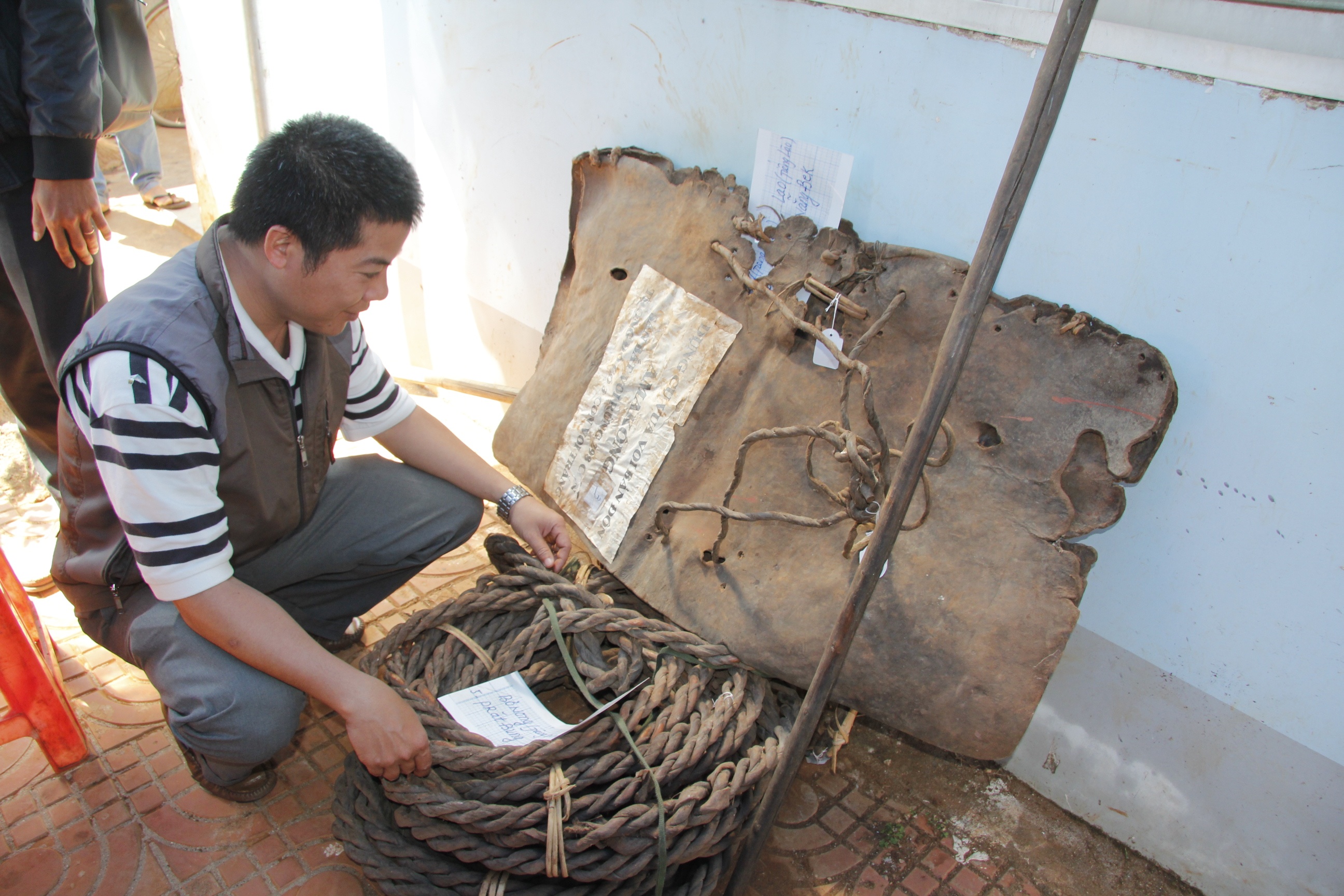 Can canh bo do nghe bat voi rung cua huyen thoai Ama Kong hinh anh