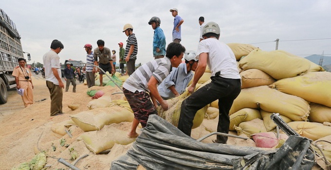 Xe tai dau dau xe khach tren quoc lo, 11 nguoi bi thuong hinh anh