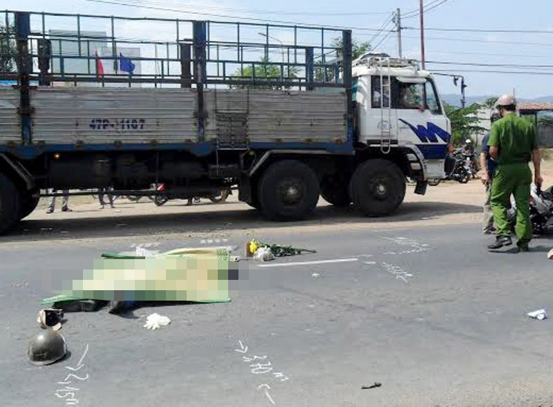 Vap o ga tren duong, 1 nguoi tu nan duoi banh xe tai hinh anh