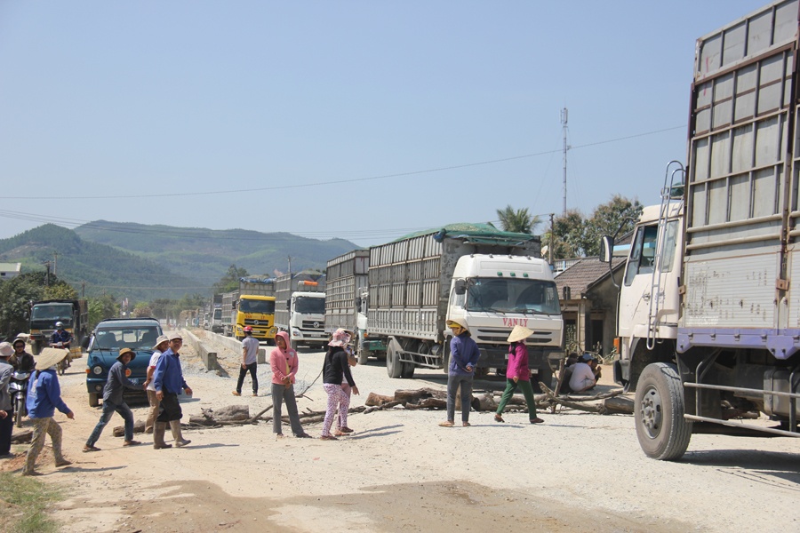 Dan vac cay ra chan duong, quoc lo 24 te liet hinh anh