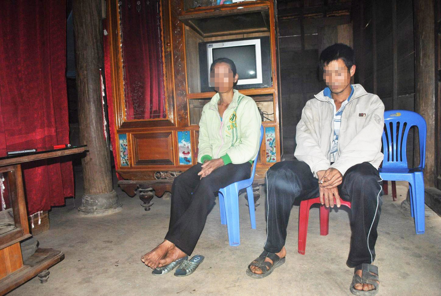 Tu chiec ao trang dinh mau bat nghi can giet be gai 12 tuoi hinh anh