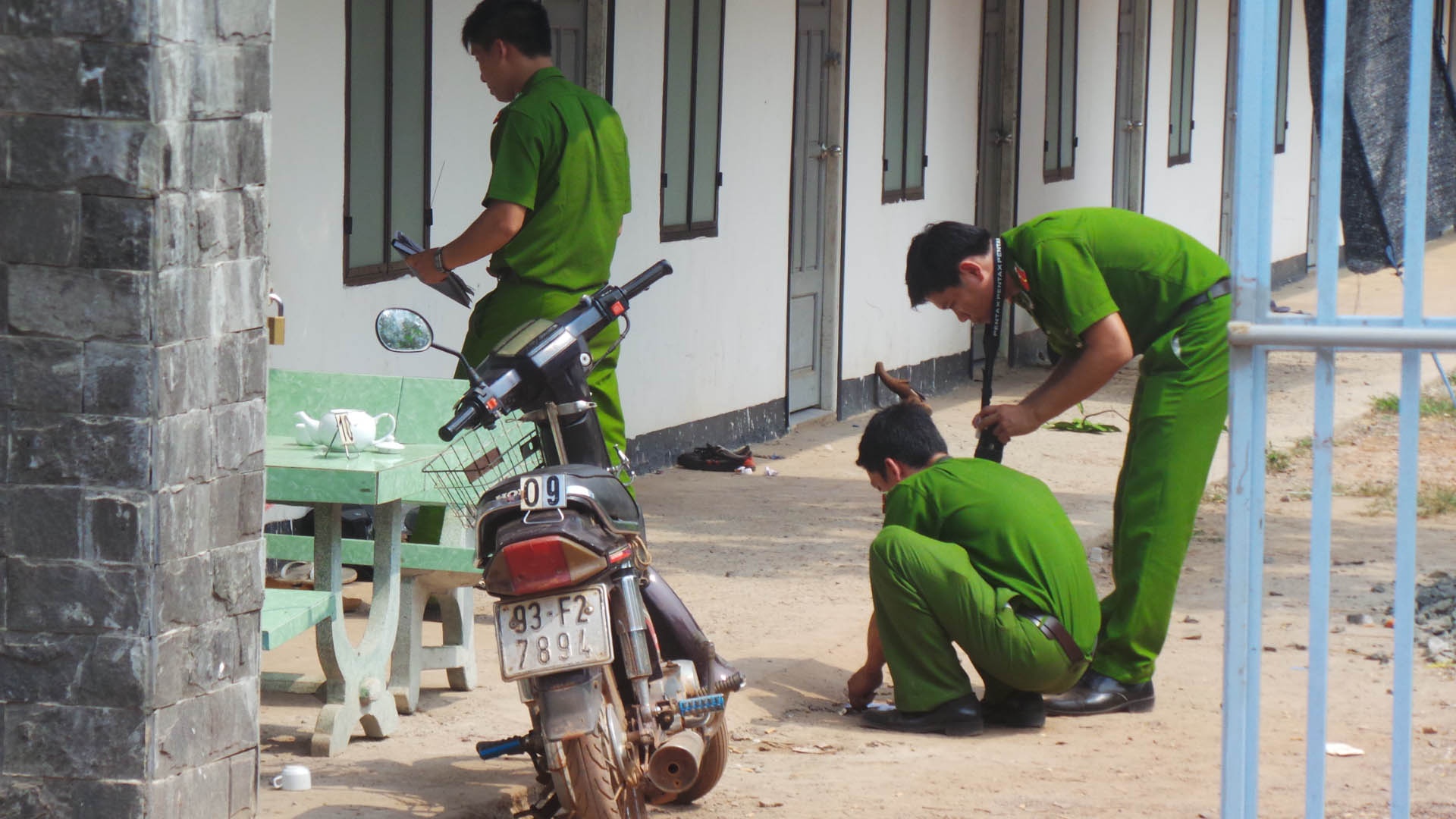 Ke xong vao nha tro dam chet 2 chu chau bi khoi to hinh anh