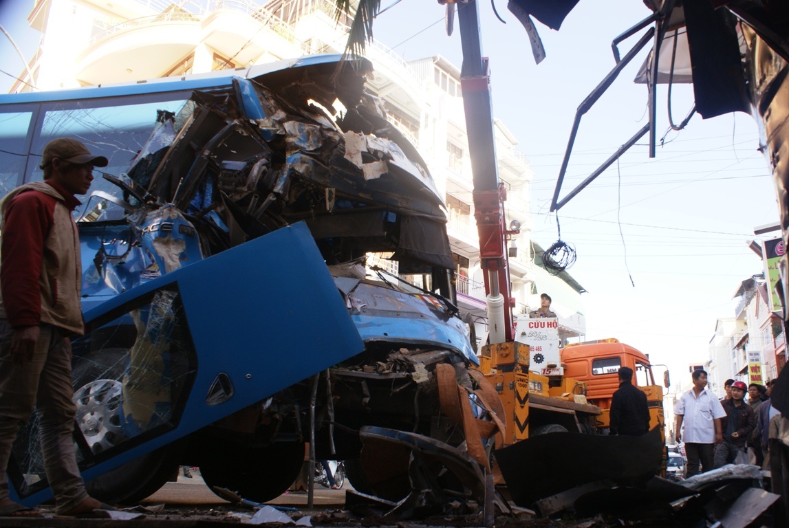 Xe khach 50 cho tong sap quan ca phe, tai xe bay xuong duong hinh anh