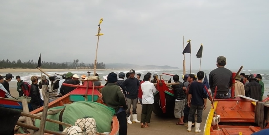 Xac nguoi mac vao luoi danh ca giua bien hinh anh