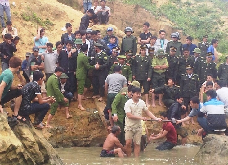 Hang tram nguoi don ve suoi Trooc vot go sua tien ty hinh anh